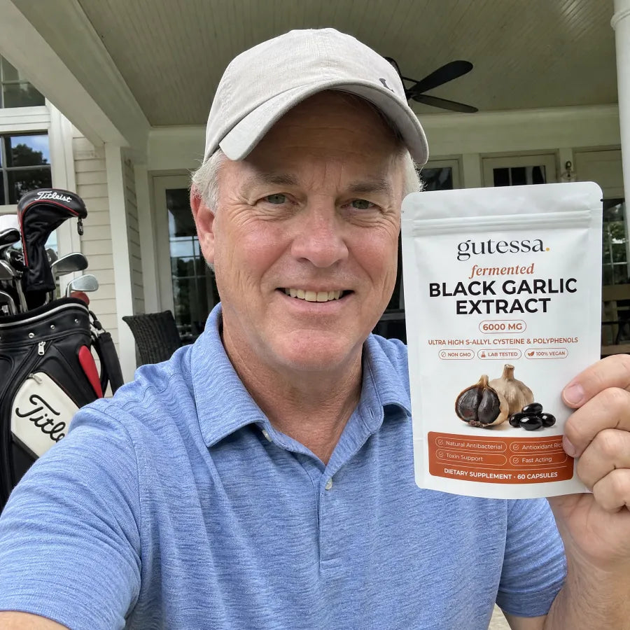 Bill holding his Gutessa pouch at the golf clubhouse